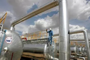 Lo ngại các biện pháp trừng phạt của Mỹ với Iran, giá dầu thế giới tăng trở lại. Ảnh: Reuters