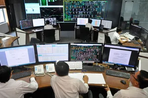 Vận hành cung cấp điện và quản lý lưới điện tại Trung tâm điều khiển điện Tổng Công ty Điện lực TPHCM.       Ảnh: THÀNH TRÍ   