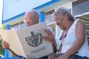 Người dân Cuba tìm hiểu về dự thảo Hiến pháp mới tại La Habana ngày 31/7. (Ảnh: TTXVN)