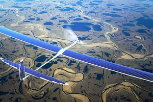 Máy bay năng lượng Mặt trời lập kỷ lục mới 