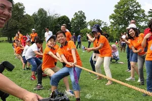 Đội kéo co nhí của Đại sứ quán Việt Nam được cổ nhiệt tình. Ảnh: TTXVN