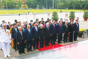  Đoàn đại biểu Đảng, Nhà nước đến đặt vòng hoa và vào Lăng viếng Chủ tịch Hồ Chí Minh            Ảnh: TTXVN Đoàn đại biểu Đảng, Nhà nước đến đặt vòng hoa và vào Lăng viếng Chủ tịch Hồ Chí Minh            Ảnh: TTXVN