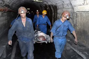 Sập lò than, 3 người bị vùi lấp