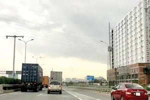 Xe cơ giới lưu thông đúng phần đường và giữ khoảng cách an toàn sẽ đảm bảo an toàn giao thông                                                                                                                                            Ảnh: HUY ANH