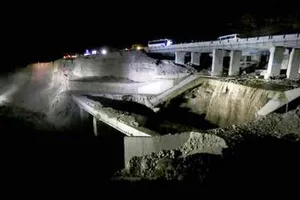 Vị trí nơi chiếc xe bus bị mưa lũ cuốn trôi. (Nguồn: AP)