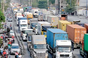 Phương tiện giao thông trên đường Nguyễn Thị Định vào nút giao Mỹ Thủy                       Ảnh:THÀNH TRÍ