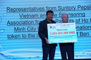 Ông Uday Shankar Sinha – Tổng Giám Đốc Suntory PepsiCo Việt Nam trao bảng tượng trưng tiền quyên góp được từ giải đấu cho ông Trần Thành Long – Chủ tịch Hội bảo trợ bệnh nhân nghèo TPHCM