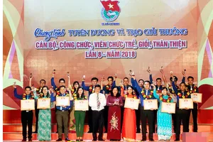 Trao bằng khen cho gương điển hình cán bộ, công chức, viên chức trẻ, giỏi, thân thiện năm 2018. Ảnh: VOH