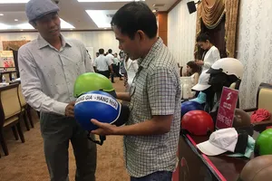 Người tiêu dùng phân biệt nón thật - nón giả tại TPHCM