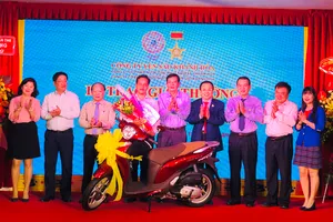 Ban lãnh đạo Công ty Yến Sào Khánh Hoà trao thưởng cho khách hàng trúng thưởng xe máy Honda SH Mode. Ảnh: HỒNG MINH