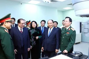 Thủ tướng Nguyễn Xuân Phúc thăm Khoa xạ trị, xạ phẫu Bệnh viện Trung ương Quân đội 108  Ảnh: TTXVN