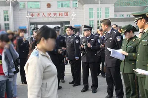 Đưa 8 phụ nữ bị lừa bán sang biên giới đoàn tụ gia đình