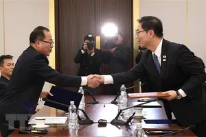 Thứ trưởng Thống nhất Hàn Quốc Chun Hae-Sung (phải) trong một cuộc gặp người đồng cấp Triều Tiên. Ảnh: TTXVN