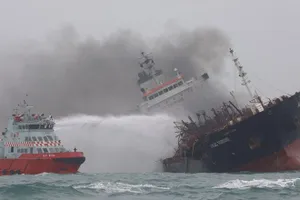 Tàu chở dầu bốc cháy ngoài khơi Hong Kong. Ảnh: SCMP