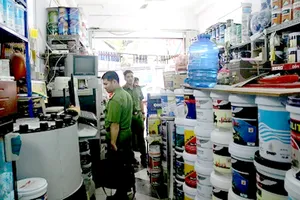 Công an quận 1, TPHCM kiểm tra một cơ sở kinh doanh  trên địa bàn thực hiện đúng các quy định PCCC 