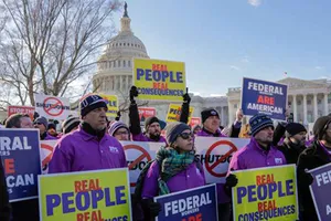 Các nhân viên liên bang cầm khẩu hiệu đòi mở cửa chính phủ.    Ảnh:AP.