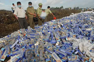     Tiêu hủy hàng lậu bị thu giữ                            Ảnh: THÀNH TRÍ