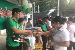 Những chuyến bán hàng lưu động tạo điều kiện thuận lợi cho công nhân mua sắm trong dịp tết