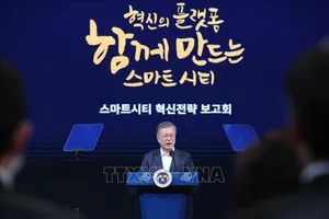 Tổng thống Hàn Quốc Moon Jae-in phát biểu tại sự kiện công bố kế hoạch xây dựng hai thành phố thông minh Busan và Sejong, tại Busan, ngày 13/2/2019. Ảnh: Yonhap/TTXVN