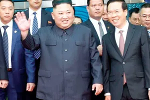 Chủ tịch Triều Tiên Kim Jong-un vẫy tay chào người dân tỉnh Lạng Sơn  ra đón đoàn tại ga Đồng Đăng vào sáng 26-2.    Ảnh: TTXVN