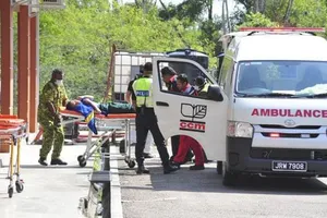 Nhân viên cấp cứu đưa một học sinh ra khỏi xe cứu thương. (Nguồn: AP)