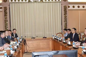 Phó Chủ tịch UBND TPHCM Trần Vĩnh Tuyến tiếp và làm việc với Tổng Lãnh sự Canada Kyle Nunas và đoàn doanh nghiệp Canada về dự án đô thị thông minh. Ảnh: THANHUYTPHCM.VN