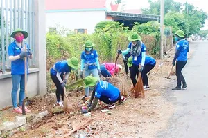Hoạt động giữ vệ sinh đường phố, bảo vệ môi trường của chiến dịch Mùa hè xanh