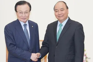 Thủ tướng Nguyễn Xuân Phúc tiếp Chủ tịch Đảng Dân chủ đồng hành Hàn Quốc, ông Lee Hae-chan. Ảnh: VGP