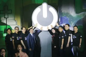 Nhấn nút tắt đèn trong đêm sự kiện hưởng ứng Giờ trái đất 2019 tại Hà Nội    Ảnh: TTXVN