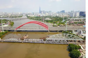 Cầu xe lửa Bình Lợi mới đang được xây giữa cầu xe lửa cũ và cầu đường bộ mới     Ảnh: HOÀNG HÙNG