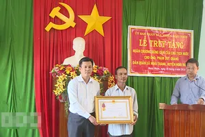 Truy tặng Huân chương Dũng cảm cho dân quân Phạm Duy Quang