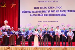 Phó Thủ tướng chúc mừng các thành viên Ban Chủ nhiệm kiêm Hội đồng Biên tập dự án. Ảnh VGP
