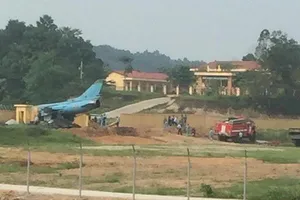 Máy bay quân sự khi hạ cánh đã chệch đường băng và đâm vào bức tường. Ảnh: TTXVN phát