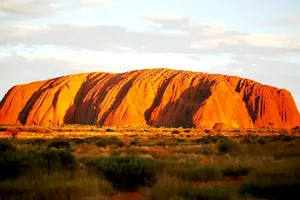 Du khách đổ về núi Uluru trước khi đóng cửa