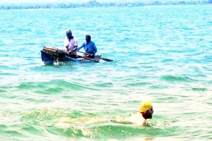 Người bơi một mình lâu nhất