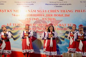 Tiết mục văn nghệ chào mừng lễ kỷ niệm. Ảnh: THANHUYTPHCM.VN