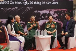 Giao lưu với các cựu chiến binh từng tham gia Chiến dịch Điện Biên Phủ. Ảnh: TTXVN