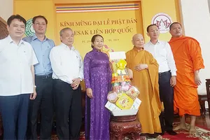 Đồng chí Võ Thị Dung, Phó Bí thư Thành ủy TPHCM thăm, chúc mừng Hòa thượng Thích Thiện Nhơn, Chủ tịch Hội đồng Trị sự Giáo hội Phật giáo Việt Nam. Ảnh: VOH          