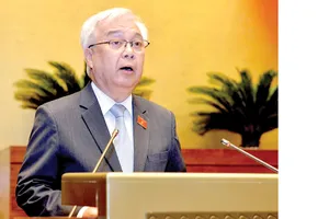 Chủ nhiệm Ủy ban Văn hóa, Giáo dục, Thanh niên, Thiếu niên và Nhi đồng của Quốc hội Phan Thanh Bình phát biểu tại hội trường    Ảnh: VIẾT CHUNG