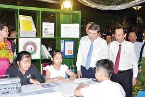 Chủ tịch UBND TPHCM Nguyễn Thành Phong và Phó Chủ tịch Thường trực UBND TPHCM Lê Thanh Liêm tham quan một gian đọc sách tại ngày hội
