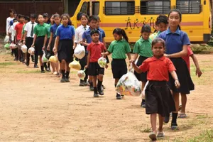 Nộp rác nhựa được miễn học phí