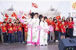 Một tiết mục biểu diễn tại lễ hội văn hóa - ẩm thực Ahoj Ha Noi