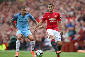 Henrikh Mkhitaryan (phải, Man.United) sẽ khao khát lấy lại hình ảnh sau màn ra mắt thảm họa ở trận derby lượt đi.