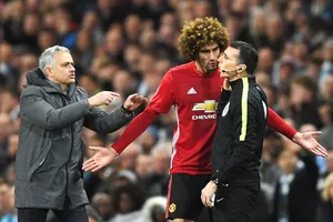 Marouane Fellaini tiếp tục đôi co với vị trọng tài thứ 4 trên đường rời sân.