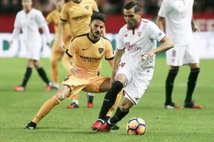 Sevilla (phải) sẽ có trận derby không dễ dàng trước Malaga.