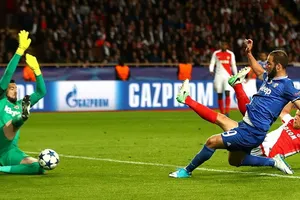 Gonzalo Higuain (áo xanh) trong pha ghi bàn ấn định chiến thắng 2 - 0 cho Juventus. Ảnh: Dailymail