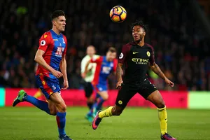 Raheem Sterling (phải, Man.City) tranh bóng với Martin Kelly (Crystal Palace).