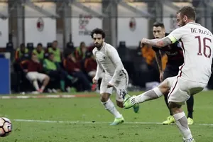 Daniele De Rossi sút thành công quả penalty, ấn định chiến thắng 4 - 1 cho AS Roma. Ảnh: AP