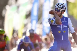 Fernando Gaviria đang ăn mừng chiến thắng lịch sử khi băng qua đích đến.