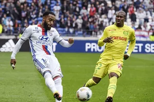 Lyon (trái) xem như chắc suất dự Europa League.